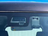 【スズキ セーフティサポート】走行中に前方の車両等を認識し、衝突しそうな時は警報とブレーキで衝突回避と被害軽減をアシスト。より安全にドライブをお楽しみいただけます。