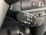 クルーズコントロール機能が付いています。 速度を設定するとアクセルを踏まなくても一定の速度で走ることができます。  高速道路ではとても便利な装置なんです。