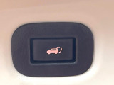 【パワーバックドア】スマートキーや運転席のボタンを押すだけでリアゲートが自動で開閉します!荷物を持っている時や、高い位置にあるバックドアを閉める際に便利な機能です♪
