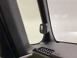 【サイドビューサポートミラー】停車時や発進時、対向車とのすれ違いや路肩に寄せるときなど、車両左側前方を確認するときに役立ちます。