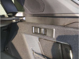 【ルームミラー一体型ETC車載器】ルームミラーの裏側に目立たない様に配置されたETCカード挿入口。スタイリッシュ且つ機能的なものとなっております。