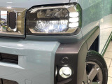【LEDヘッドライト】悪天候や夜間走行時も良好な視界を確保し安心して運転できる高輝度LEDヘッドライトを装備!点灯速度が早く、消費電力も抑えられています。
