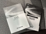 メンテナンスノート、取扱説明書です。 その車の整備記録が事細やかに記録されています。 車が生まれてから今までどのような道を歩んできたのか判るとても重要な物ですよ。
