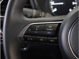 【ステアリングスイッチ】ステアリング周りでのスイッチ操作が行えますので、走行中でも各種操作可能です。お近くの広島マツダまでお越しください。