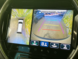 後退時には広角映像をクリアに表示し、安全な後退をサポートします。駐車時の障害物確認にも役立ちます。