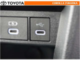 ポータブルオーディオなどの機器を接続して、車両のスピーカーで聞くことができます。