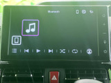多彩な機能を備え、音楽やナビゲーションを快適に楽しめるシステムを搭載。洗練されたインターフェースで、細部までこだわりを感じさせます。