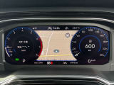 【Digital Cockpit Pro】基本の速度計とタコメーターの表示に加え、中央にドライビングデータなどを少ない視線移動で視認できます。
