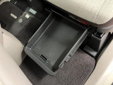 助手席シートアンダートレイ