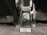 前後席間の縦移動、運転席・助手席の横移動など車内の行き来がスムーズになるフロントウォークスルーを設けています。床面には小物の置けるセンターフロアトレイ。