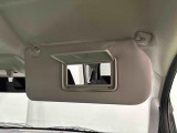 運転席、助手席共にサンバイザー&バニティミラー付いてます