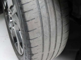 タイヤサイズは「215/55R18」になります。タイヤの溝は約2mm残っています。