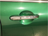 MINIはドアが分厚いです。衝突によりドアがつぶれてしまった場合にも外からいち早くドアを開けれるよう考えられています。数十秒の救出の遅れが命につながりかねない場合、こういった配慮が重要なポイントです。