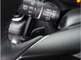 【パドルシフト】ハンドルから手を離さずに素早くシフトアップ&ダウンができるので、エンジンブレーキを使う下り坂や高速道路の合流で加速したい場面で役立ちます。