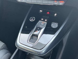 Audiのシフトレバーは、その車のトランスミッションに合わせて異なるデザインと機能を持っており、運転の楽しさと快適さを追求しています。