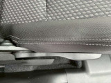 運転席シートにはシート座面の高さを調整するシートリフター機能が付いています。