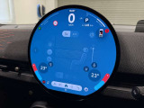 MINIのメーターパネルは円をコンセプトにデザインされております。おしゃれで愛嬌のあるMINI独自のデザインに惹かれる方は数多くいらっしゃいます。