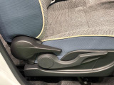 運転手の体格に合わせて運転席の座面の高さ調整ができるシートリフターが付いてます