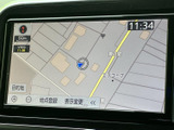 鮮明な地図表示で、運転中の視認性を高めています。最新のナビゲーションシステムで、安全なドライブをサポートします。