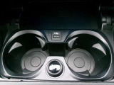 ワイヤレスチャージングを搭載しているので対応機種なら置くだけで充電ができます。コードをつけなくてもよいので、運転席周りがスッキリします。