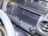 運転席アッパーボックスを装備しております。