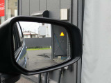 後側方から接近する車両を感知しオレンジ色に点灯して知らせてくれます。