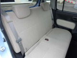 ベンチシートです。シートは目立つ汚れや破れもなくきれいな状態です。車内、シート、除菌クリーニング済み!