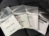 メンテナンスノート、取扱説明書です。 その車の整備記録が事細やかに記録されています。 車が生まれてから今までどのような道を歩んできたのか判るとても重要な物ですよ。