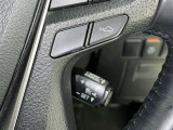 クルーズコントロール機能が付いています。 速度を設定するとアクセルを踏まなくても一定の速度で走ることができます。  高速道路ではとても便利な装置なんです。