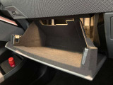 こちらに車検証等の書類を収納することができます。