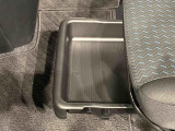 靴などが収納できる便利な助手席シートアンダートレイが付いてます
