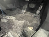 内装工程では、中古車を気持ちよくお乗りいただけるよう清掃しております。