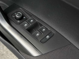 運転席ドアに集約されたパワーウィンドスイッチで全窓をスマートに操作できます。