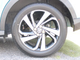 純正のアルミホイールが足元を飾ります!タイヤサイズは195/60R17になります。