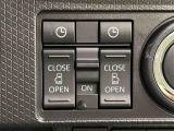 両側パワースライドドアウェルカムオープン機能 降車時にスイッチで予約しておけば、乗車時に電子カードキーを持ってクルマに近づくだけでパワースライドドアが自動でオープン♪
