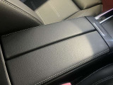 運転席と助手席の間に設けられたアームレストコンソール。