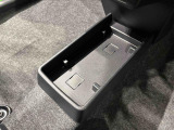 ティッシュ箱もぴったり収まるセンターフロアトレイ