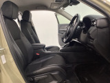 広い足元にゆったり座れるシートには肘掛けも装備しており長距離の運転でも疲れにくくなってます。女性でも運転がしやすいように、シートの高さ調整機能(シートリフター)がついています。