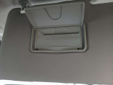 運転席サンバイザーに鏡がついております!時間がない時でも身だしなみチェックが出来ます!