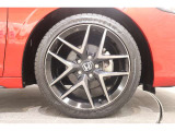 純正のアルミホイールが足元を飾ります!タイヤサイズは235/40R18となります。