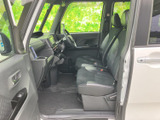 運転席周りの収納スペースは使いやすく、必要なものをすぐに取り出すことができます。細部までこだわった設計が、快適なドライブをサポートします。