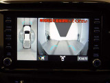 パノラミックビューモニター付きです。車両を上から見たような映像をディスプレイオーディオ画面に表示。運転席からの目視だけでは見にくい、車両周辺の状況をリアルタイムでしっかり確認できます。