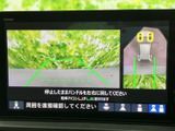 駐車支援機能が搭載されており、安全確認をサポート。後退時の視界を広げ、スムーズな後退を可能にします。
