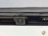 ●バックカメラ『駐車や後方の視界をサポートするための重要な機能です。多くのモデルに標準装備またはオプションとして搭載、リアバンパーに取り付けられたカメラが後方の映像を車内のディスプレイに表示します』