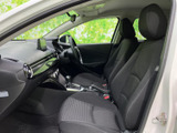 シートの形状も工夫されており、長時間の運転でも疲れにくいでしょう。快適な空間をご提供します。