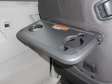 運転中にも飲み物を置けるドリンクホルダーです。エアコンの噴出し口の出口にありますので冷たい飲み物が冷えたままです。
