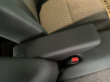 フロントシートにはセンターアームレスト付き、長時間の運転で疲れた腕を乗せてください。