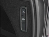 オートレベライザーは走行中に車両のサスペンションと衝撃吸収特性を自動的に制御して、快適性と機能性を最適な状態に保ちます。荷積みや乗り降りをしやすくするために、手動で車高を調節することもできます。