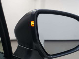 ブラインドスポットモニターを装備しております!隣車線を走る車をレーダーで検知し、インジケーターが点灯します☆確認しにくい後側方エリアに存在する車両に加え、急接近してくる車両も検知してくれます♪