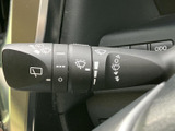 運転中の視界を確保するワイパーレバーです。雨天時でもクリアな視界を維持し、安全運転をサポートします。